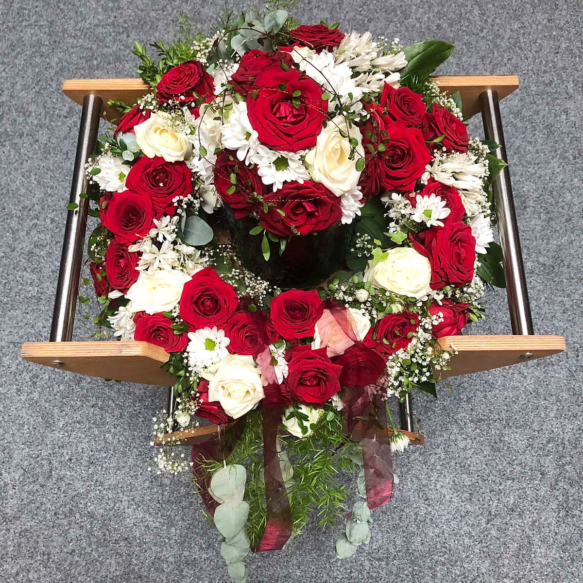 Urnenkranz und Kopfgesteck von Reiter & Reischmann GmbH Bestattungen für Zeugen Jehovas